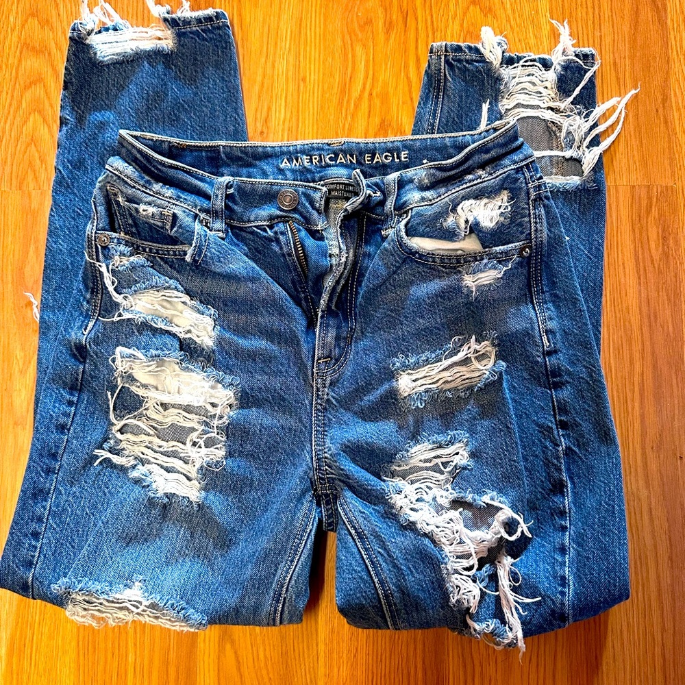 American Eagle Outfitters trendy ripped jeans